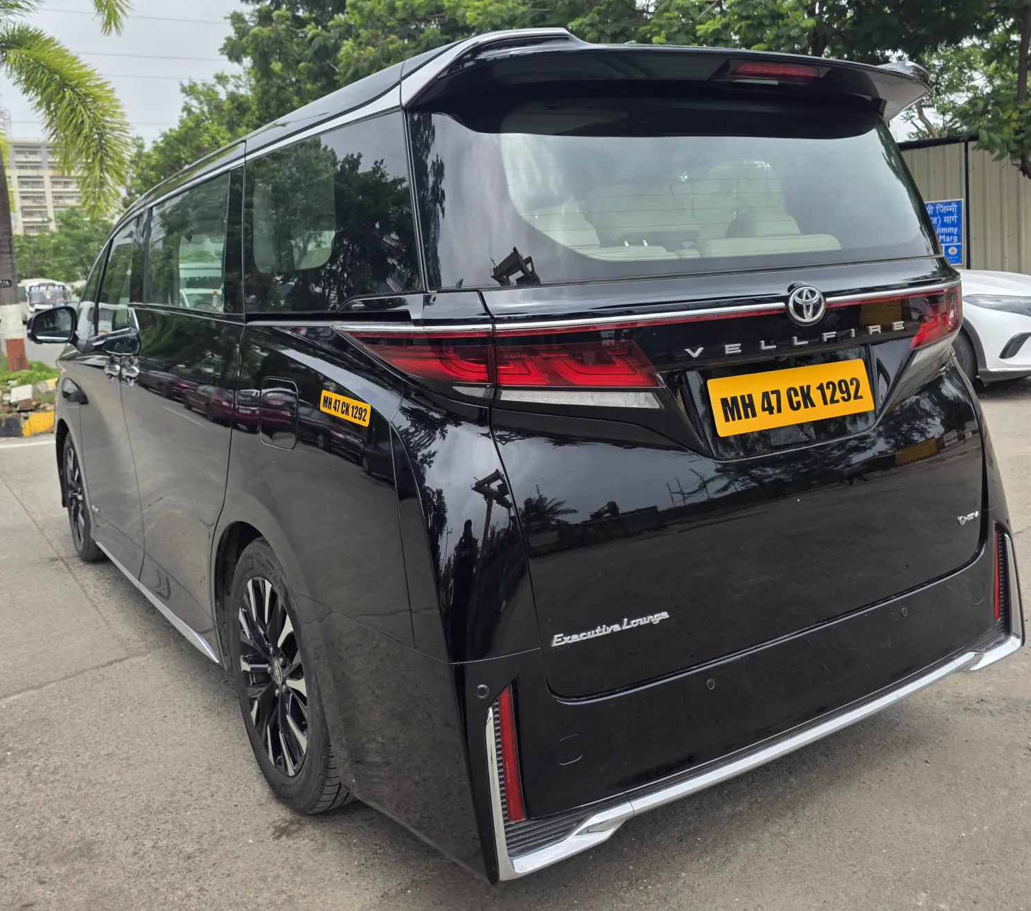 Toyota Vellfire, rear three quarter