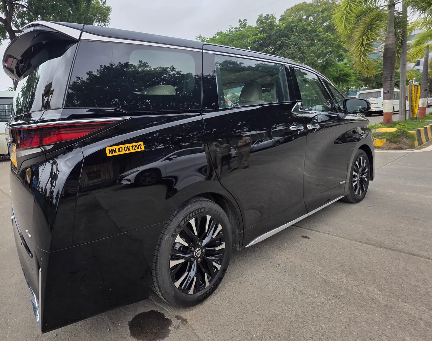 Toyota Vellfire, side with rear door open