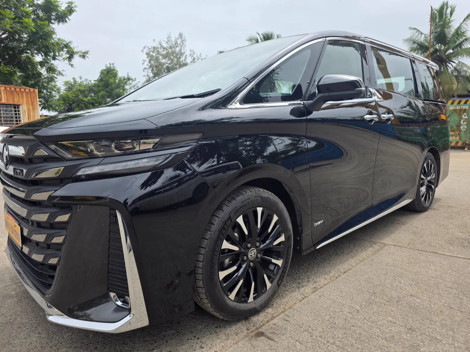 Toyota Vellfire, front from the kerb
