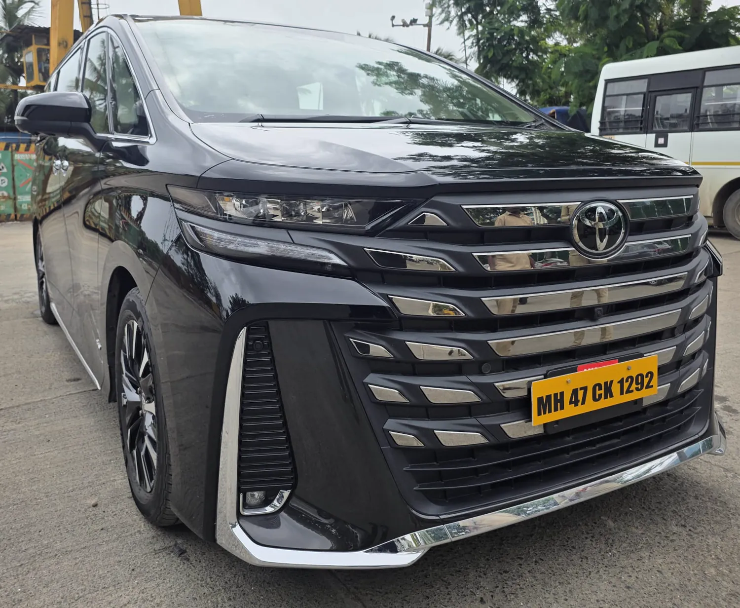 Toyota Vellfire, front three quarter