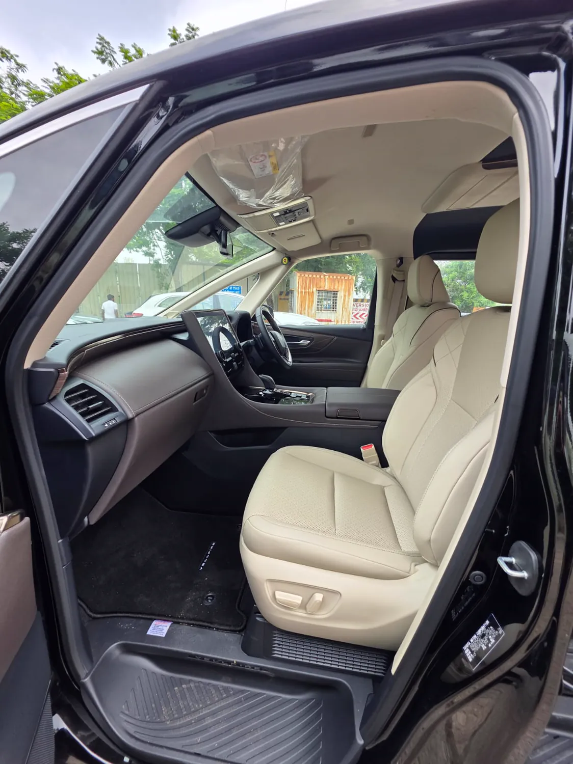 Toyota Vellfire, front seat and door open