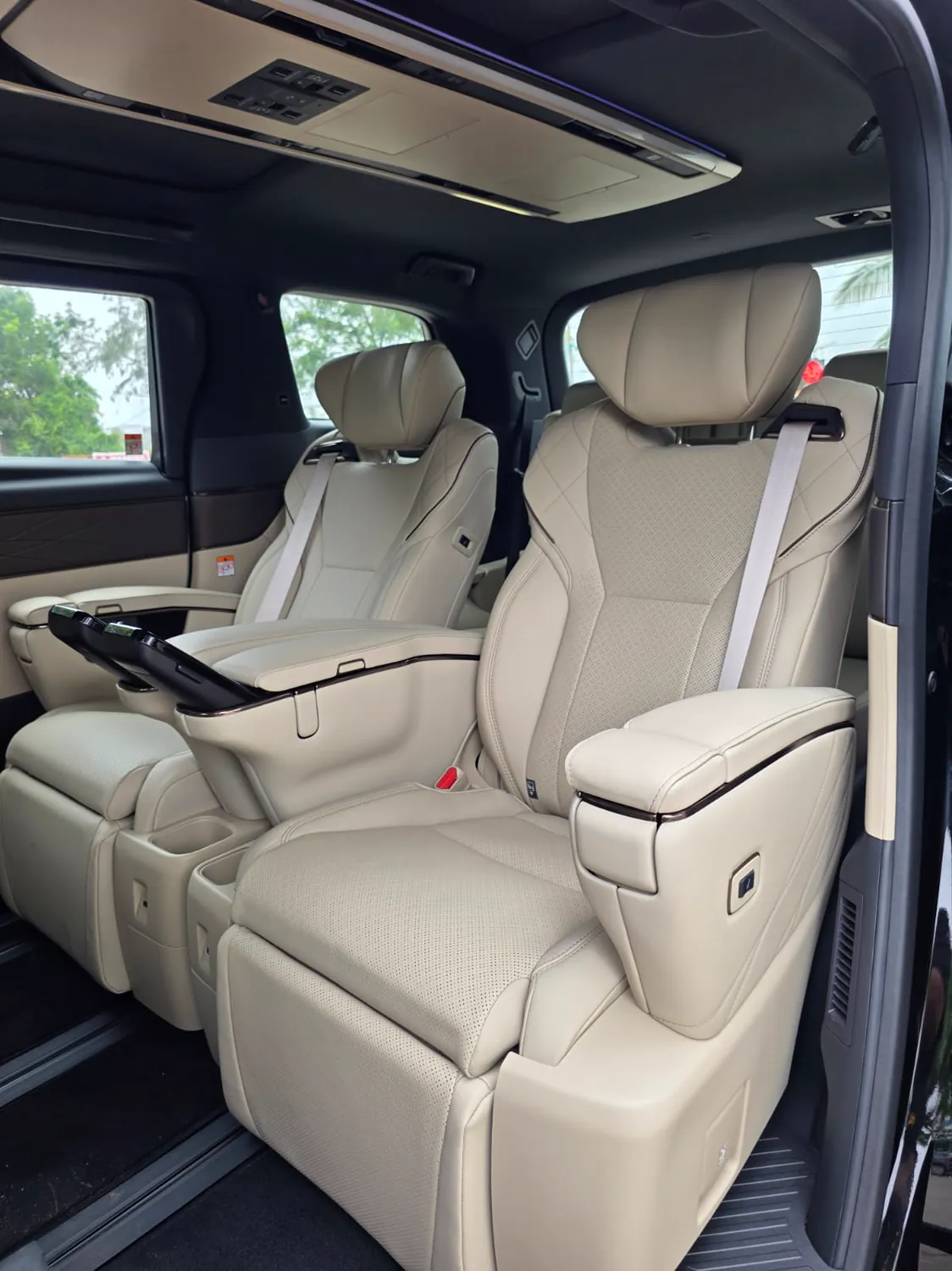 Toyota Vellfire, armrest and controls