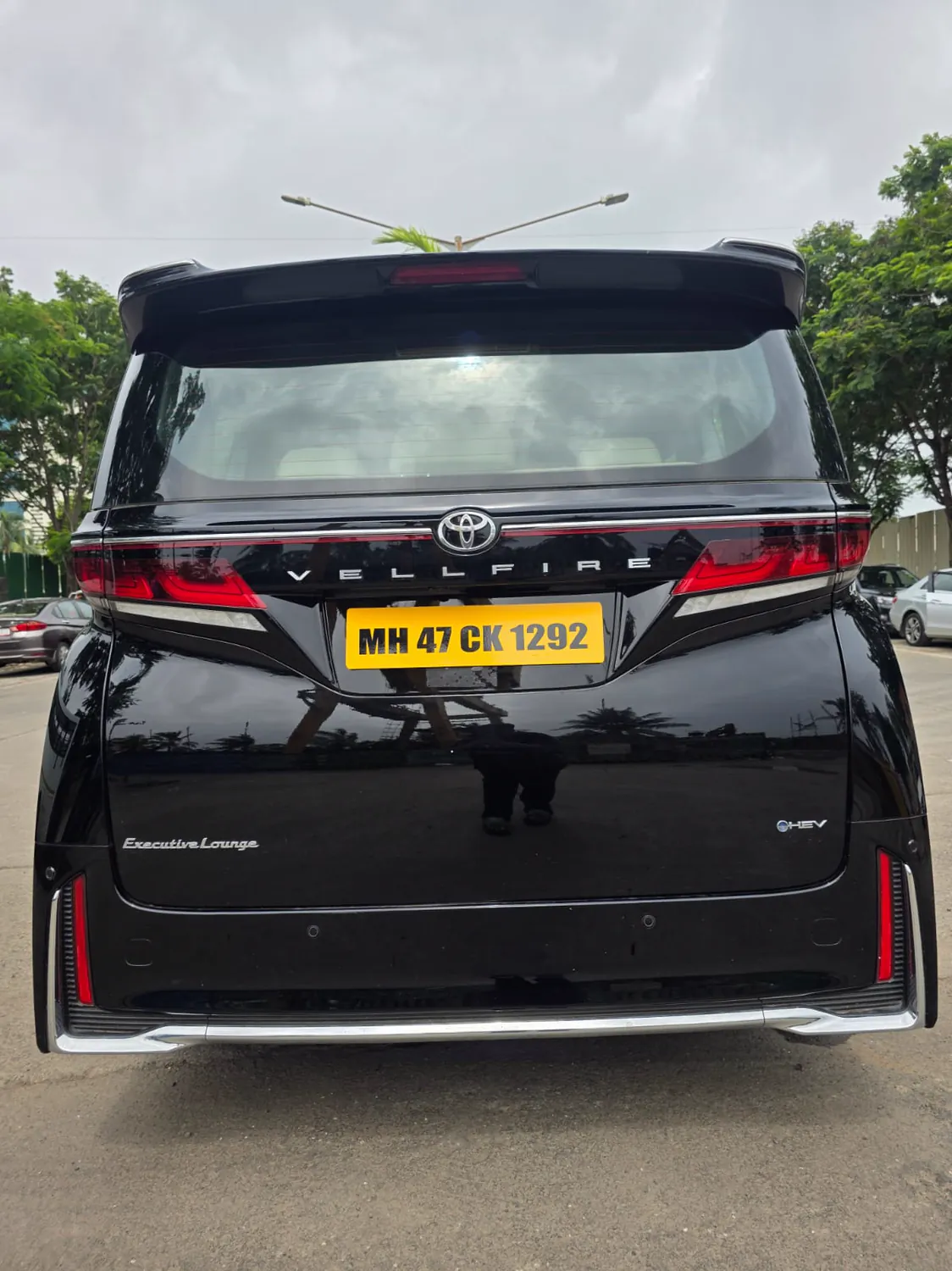 Toyota Vellfire, rear with tailgate and badge