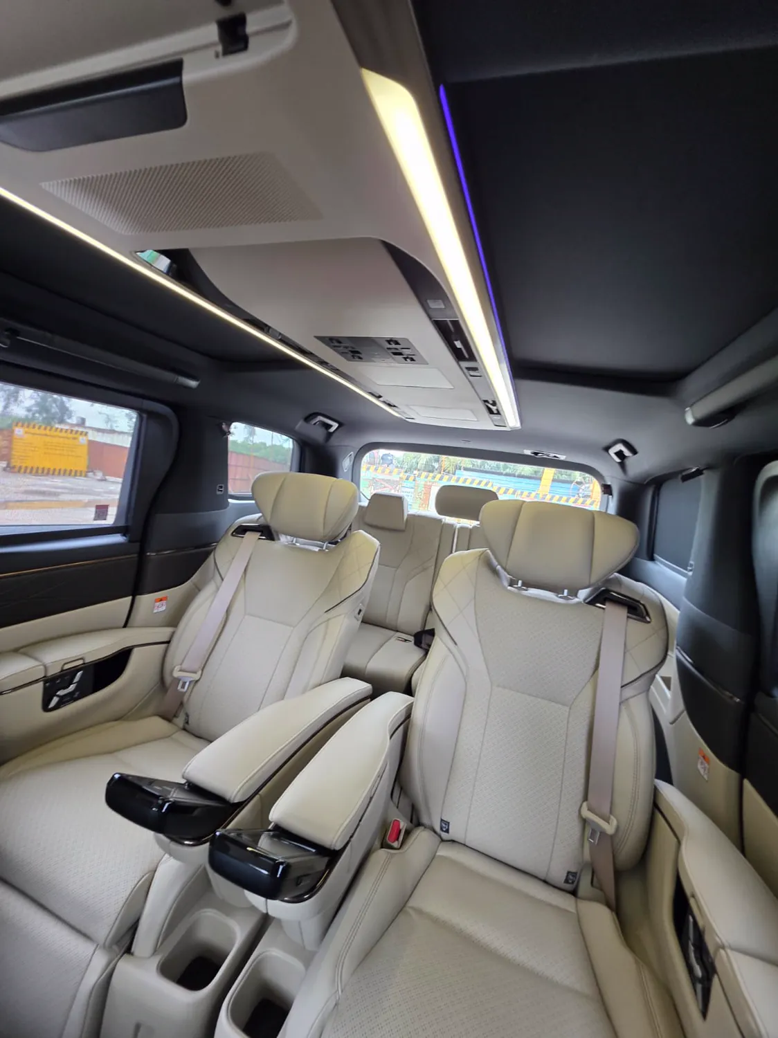 Toyota Vellfire, legroom and footrests