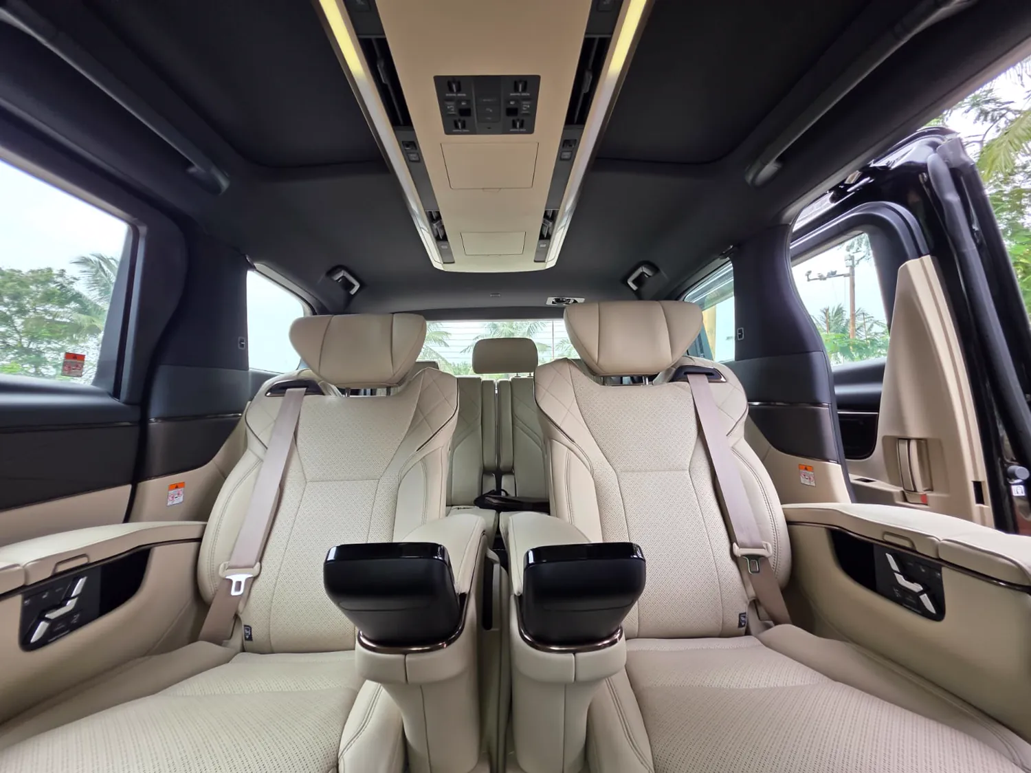 Toyota Vellfire, cabin from the rear