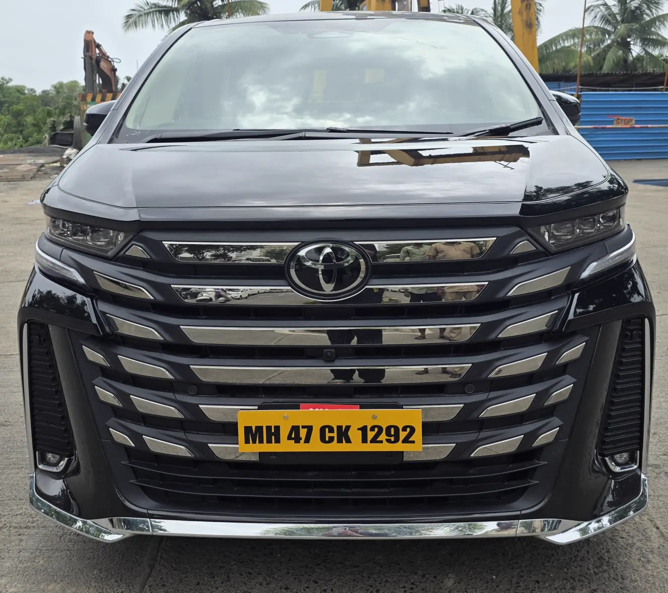 Toyota Vellfire, front head on