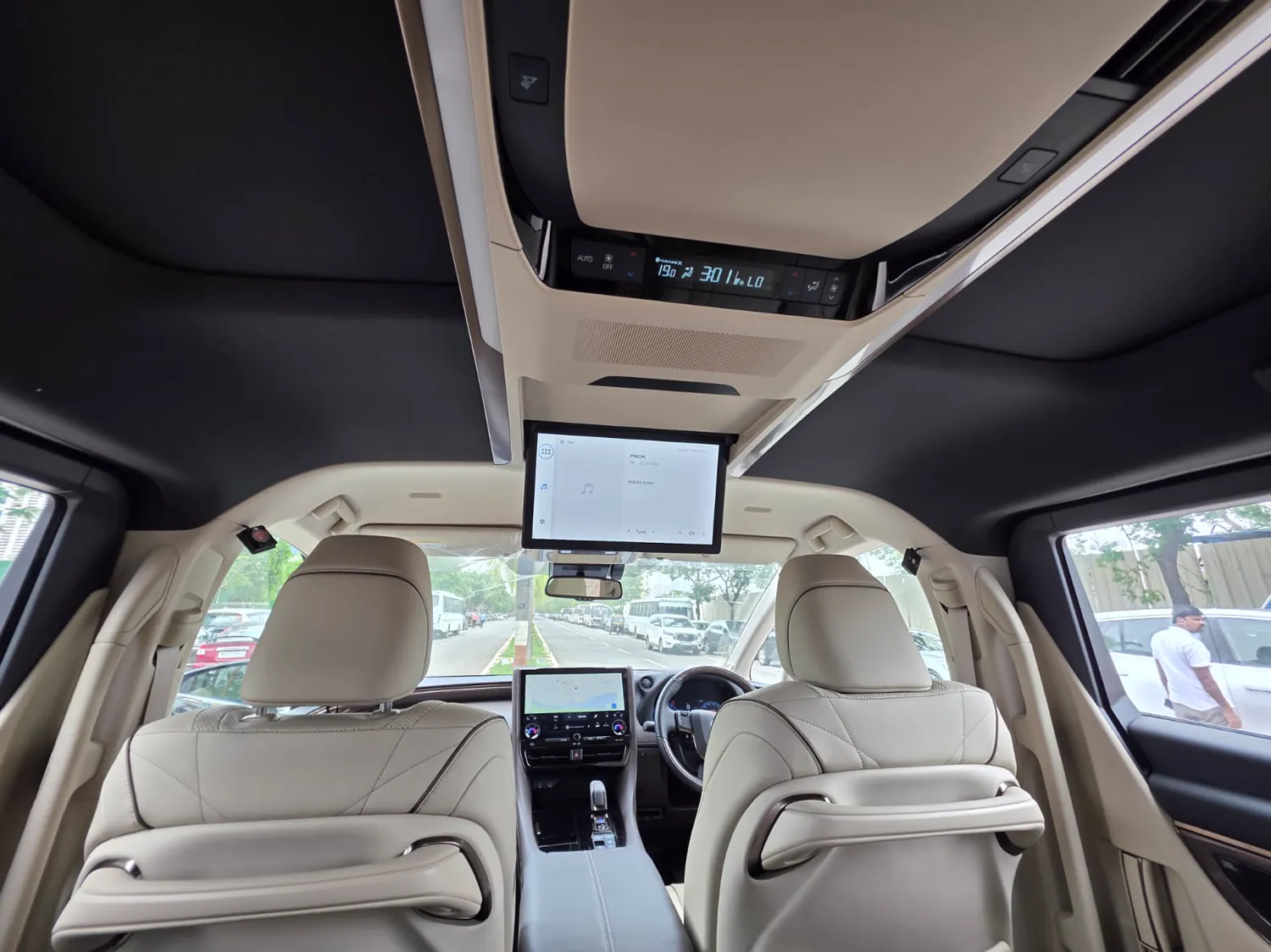 Toyota Vellfire, roof screen and lighting