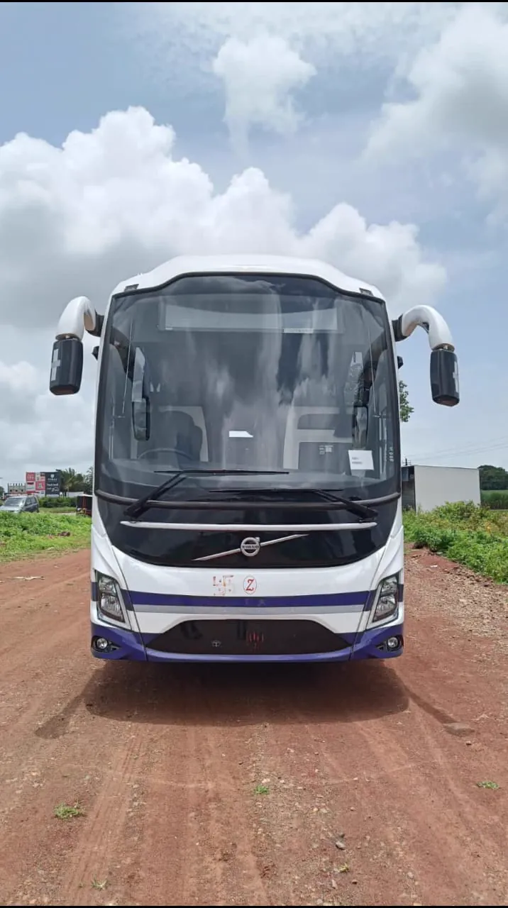 Volvo 9600 49 seater, front head on