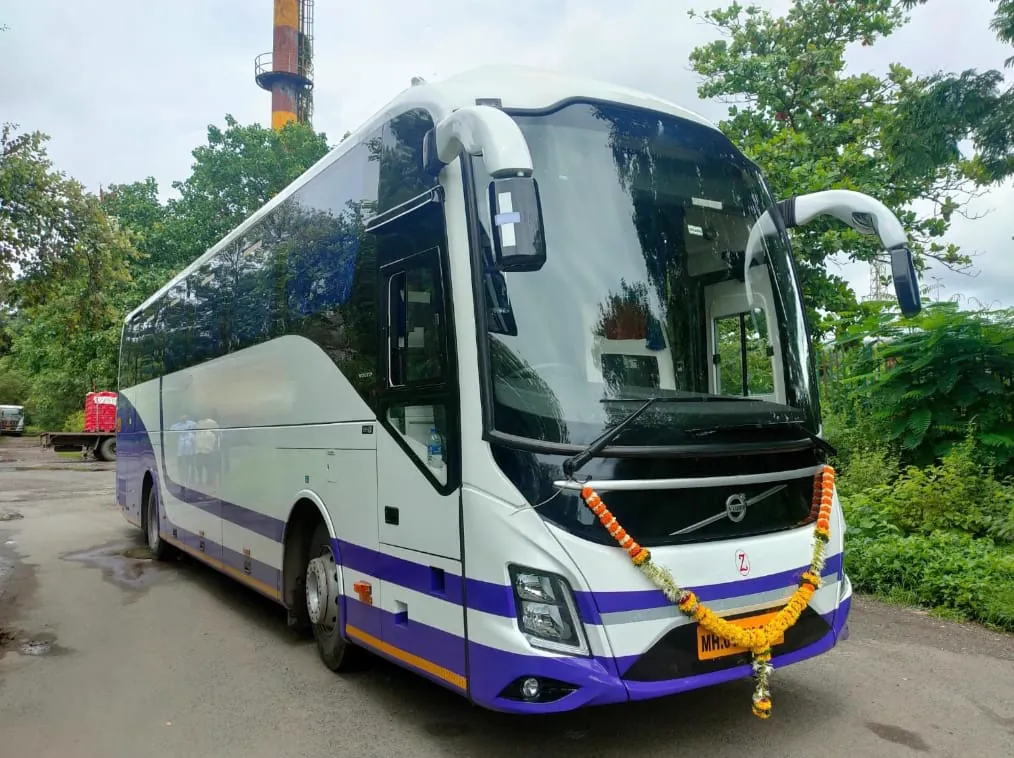 Volvo 9600 49 seater, front three quarter